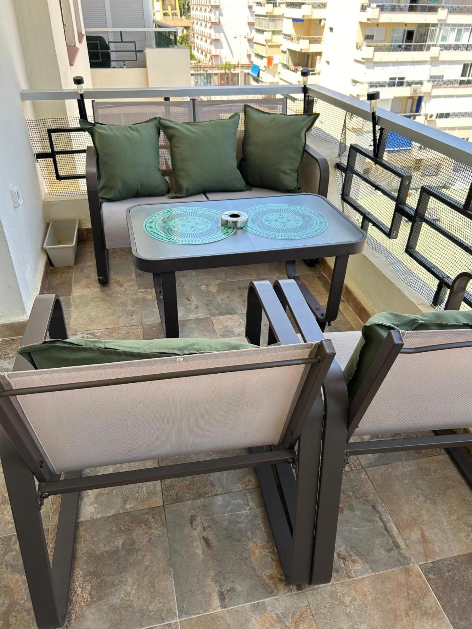 Apartamento Totalmente Reformado Con Piscina Y Jardines Al Lado De La Playa De La Carihuela Torremolinos Luaran gambar