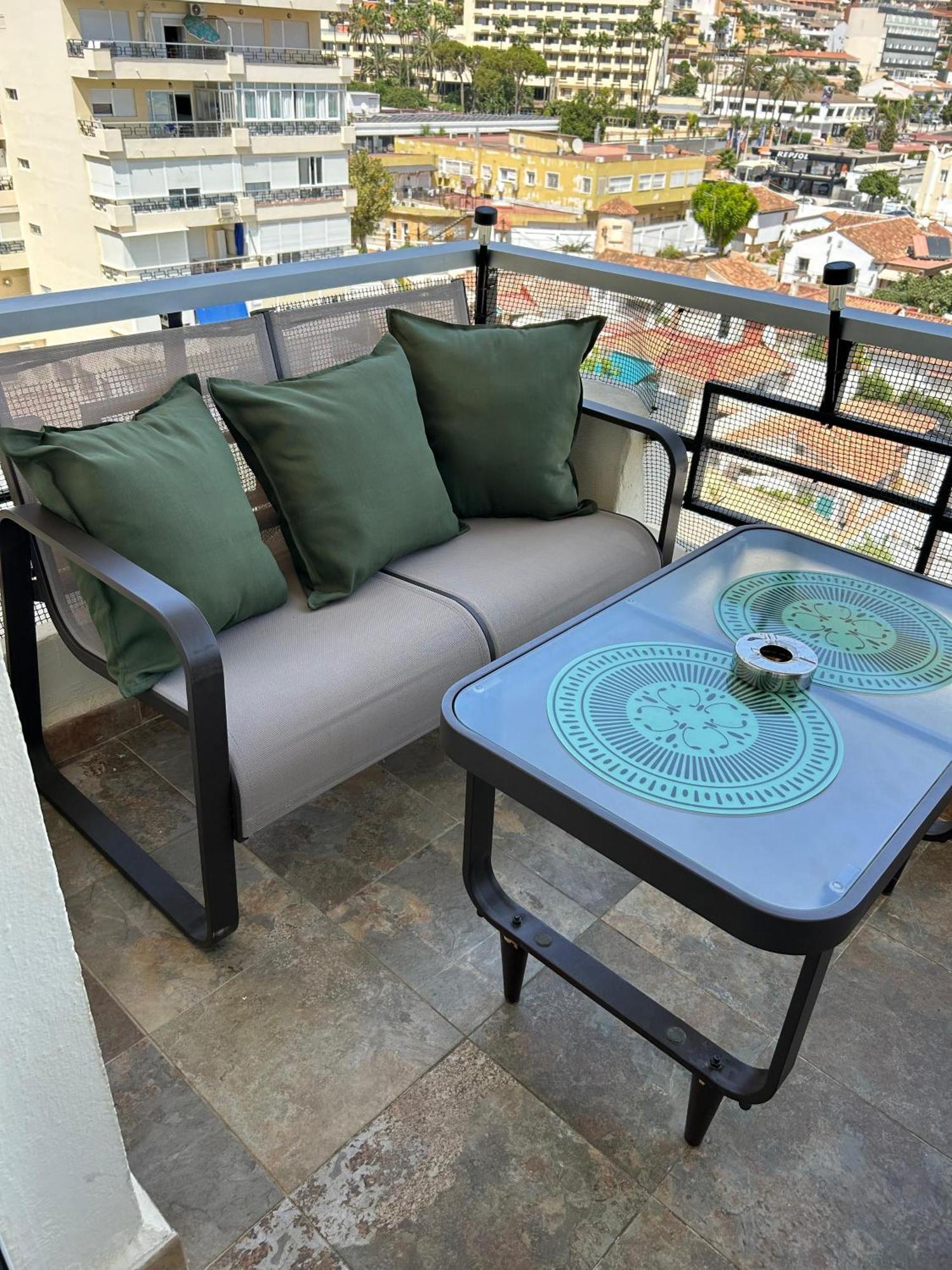 Apartamento Totalmente Reformado Con Piscina Y Jardines Al Lado De La Playa De La Carihuela Torremolinos Luaran gambar