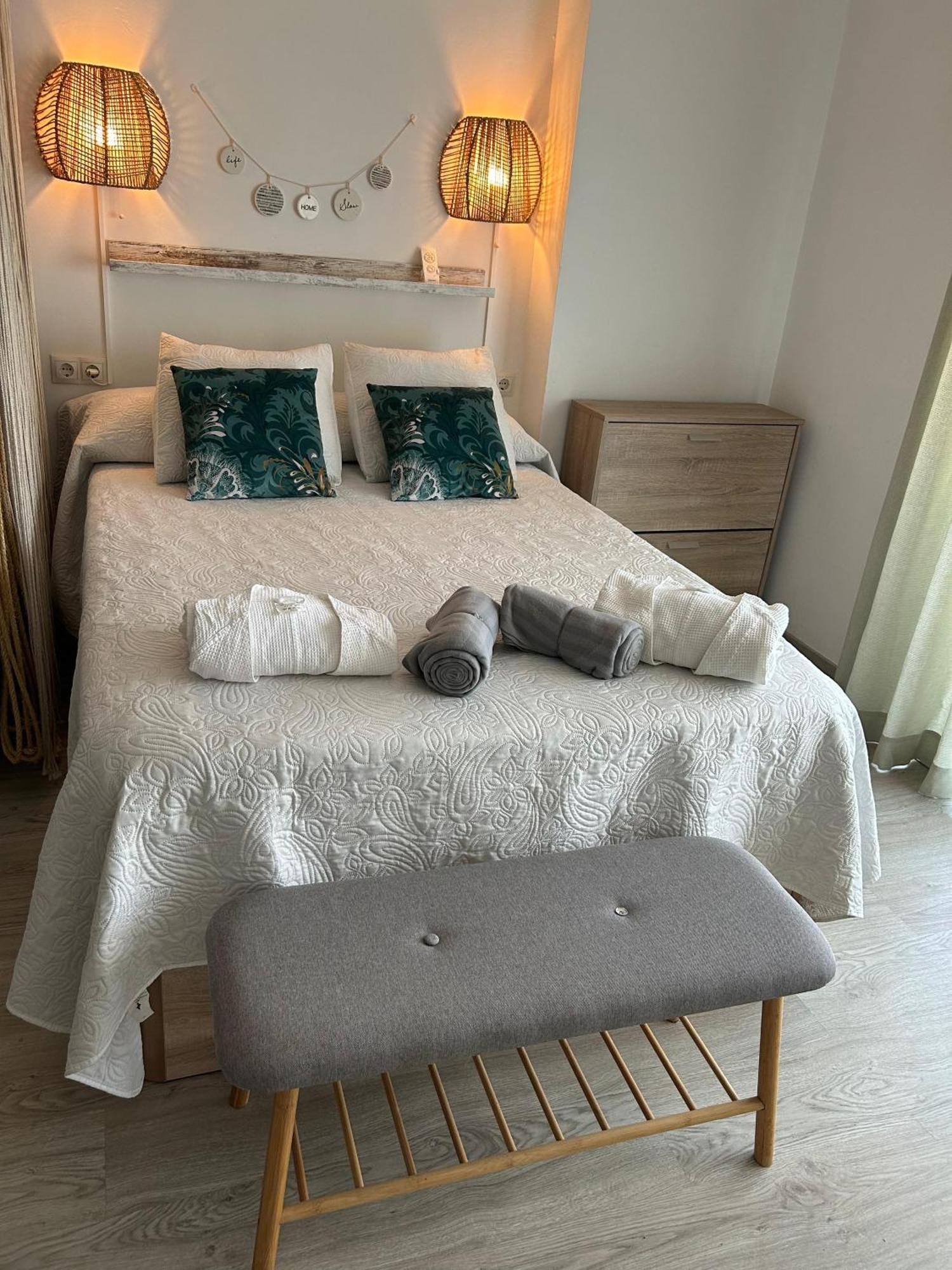 Apartamento Totalmente Reformado Con Piscina Y Jardines Al Lado De La Playa De La Carihuela Torremolinos Luaran gambar